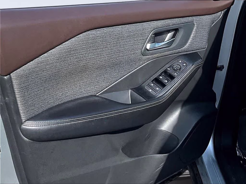 2021 Brilliant Silver Metallic Nissan Rogue SV AWD SUV