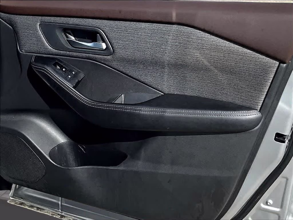 2021 Brilliant Silver Metallic Nissan Rogue SV AWD SUV