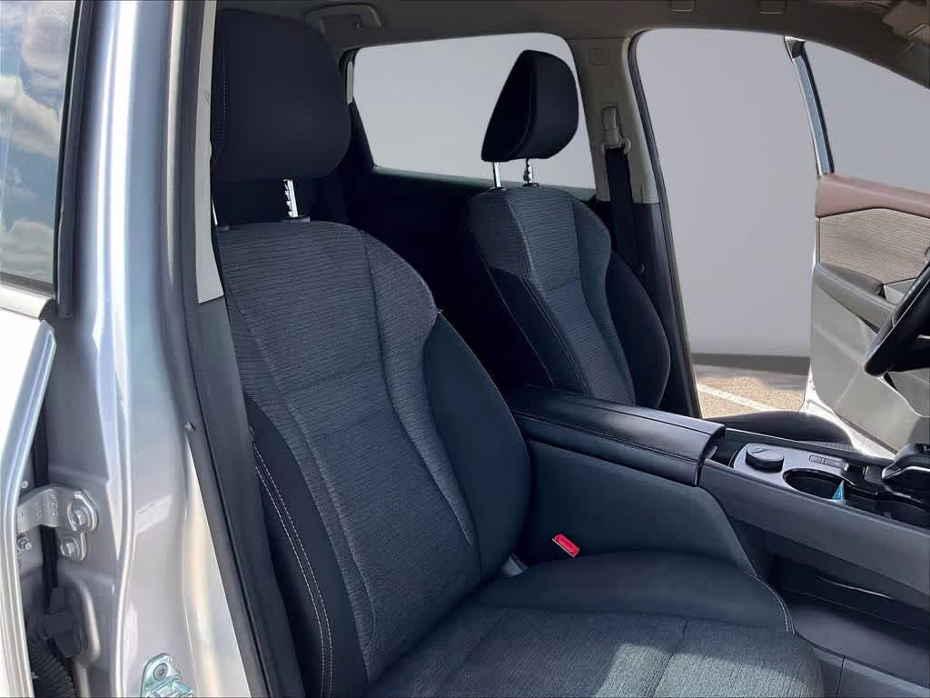 2021 Brilliant Silver Metallic Nissan Rogue SV AWD SUV