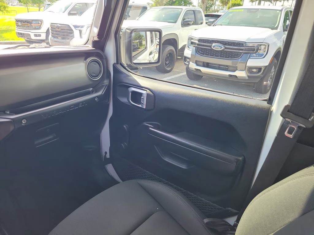 2018 Bright White Clearcoat Jeep Wrangler Unlimited Sport 4X4 SUV