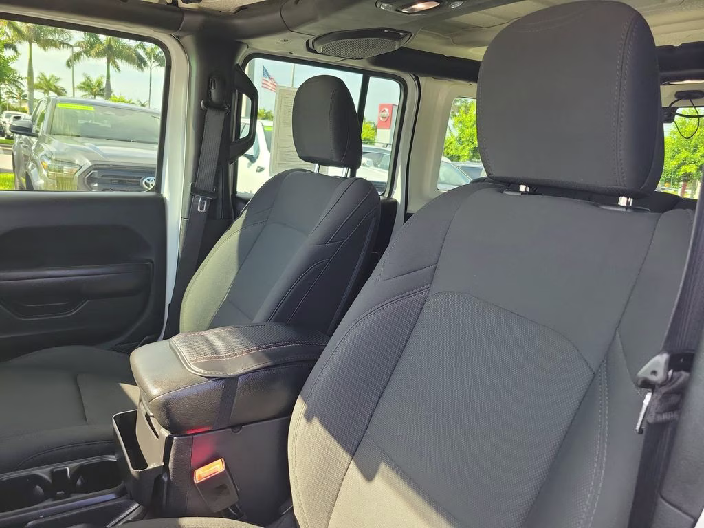 2018 Bright White Clearcoat Jeep Wrangler Unlimited Sport 4X4 SUV