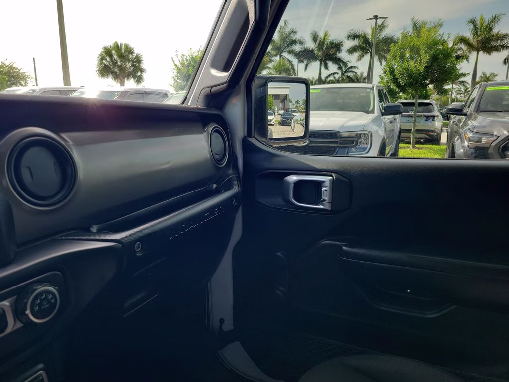 2018 Bright White Clearcoat Jeep Wrangler Unlimited Sport 4X4 SUV