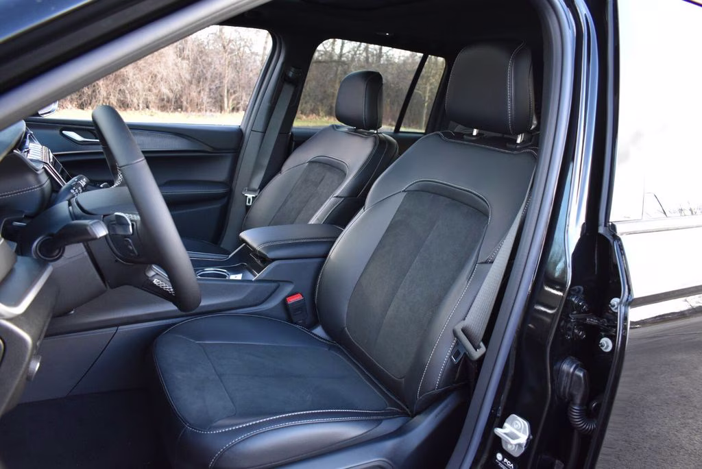 2025 Diamond Black Crystal Pearlcoat Jeep Grand Cherokee Altitude X 4X4 SUV
