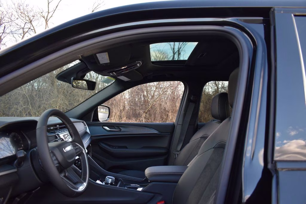 2025 Diamond Black Crystal Pearlcoat Jeep Grand Cherokee Altitude X 4X4 SUV