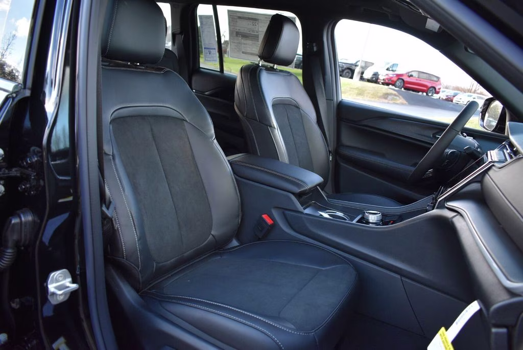 2025 Diamond Black Crystal Pearlcoat Jeep Grand Cherokee Altitude X 4X4 SUV