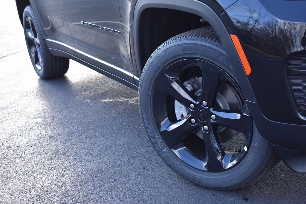 2025 Diamond Black Crystal Pearlcoat Jeep Grand Cherokee Altitude X 4X4 SUV