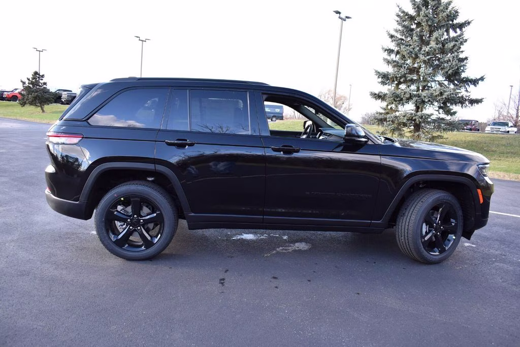 2025 Diamond Black Crystal Pearlcoat Jeep Grand Cherokee Altitude X 4X4 SUV