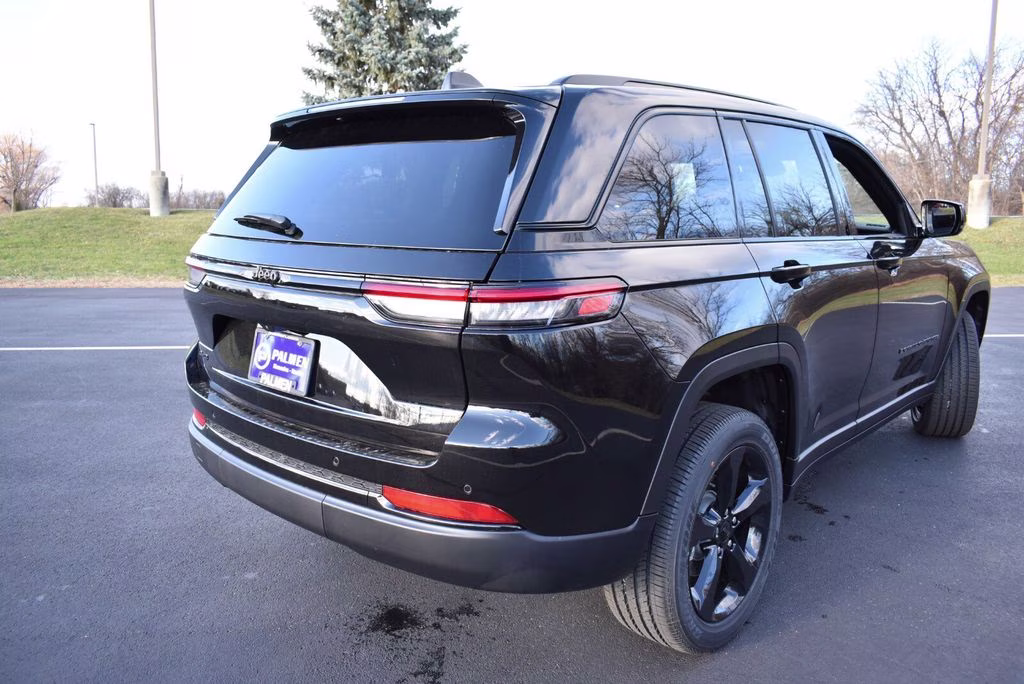2025 Diamond Black Crystal Pearlcoat Jeep Grand Cherokee Altitude X 4X4 SUV