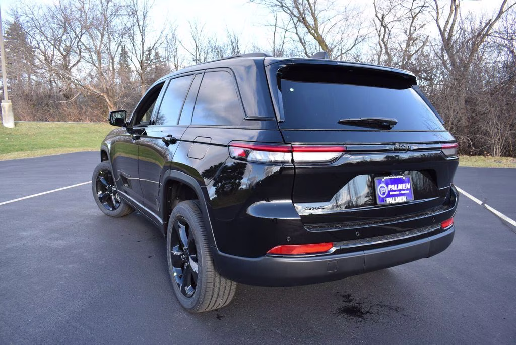 2025 Diamond Black Crystal Pearlcoat Jeep Grand Cherokee Altitude X 4X4 SUV