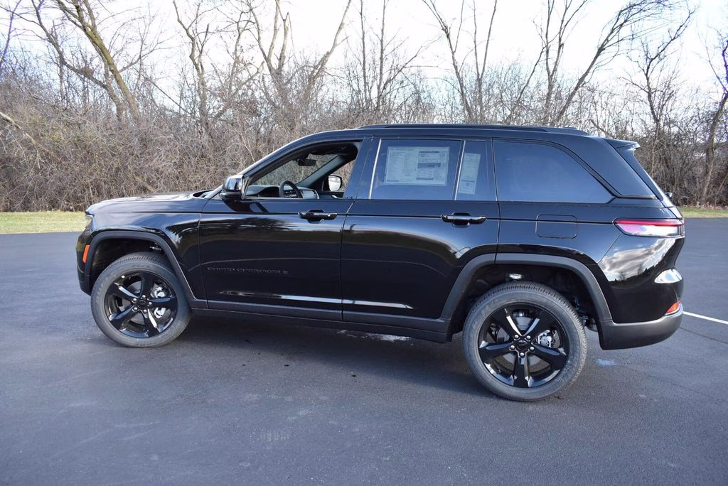 2025 Diamond Black Crystal Pearlcoat Jeep Grand Cherokee Altitude X 4X4 SUV