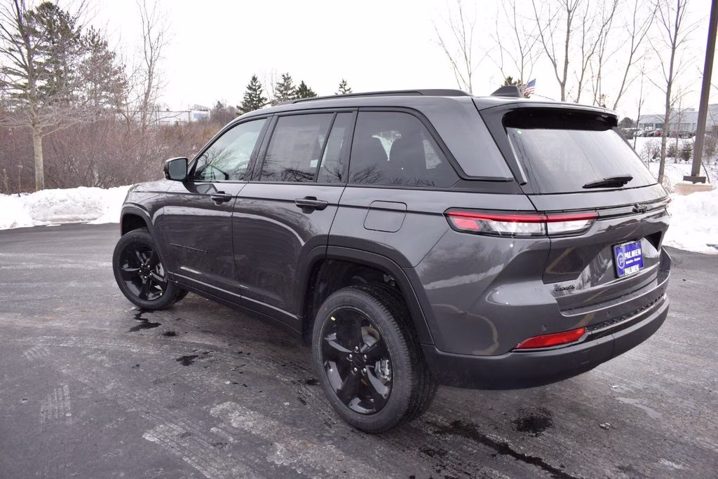 2025 Baltic Gray Metallic Clearcoat Jeep Grand Cherokee Altitude X 4X4 SUV