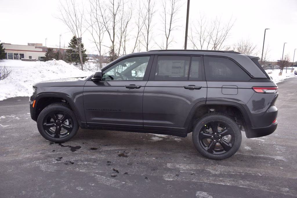 2025 Baltic Gray Metallic Clearcoat Jeep Grand Cherokee Altitude X 4X4 SUV