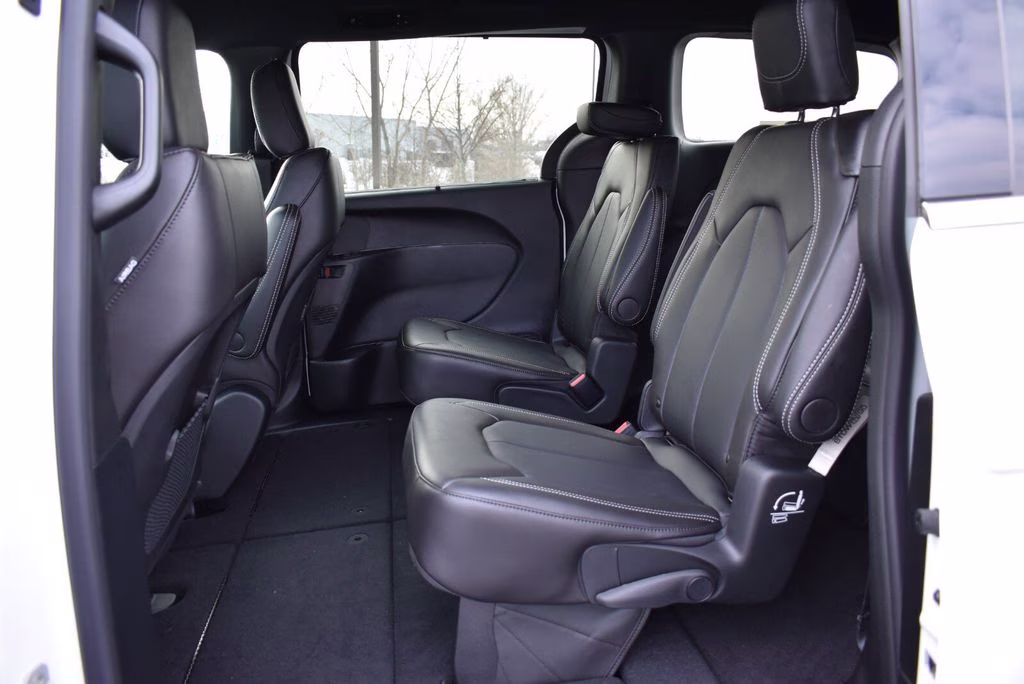 2026 Bright White Clearcoat Chrysler Voyager LX FWD Van