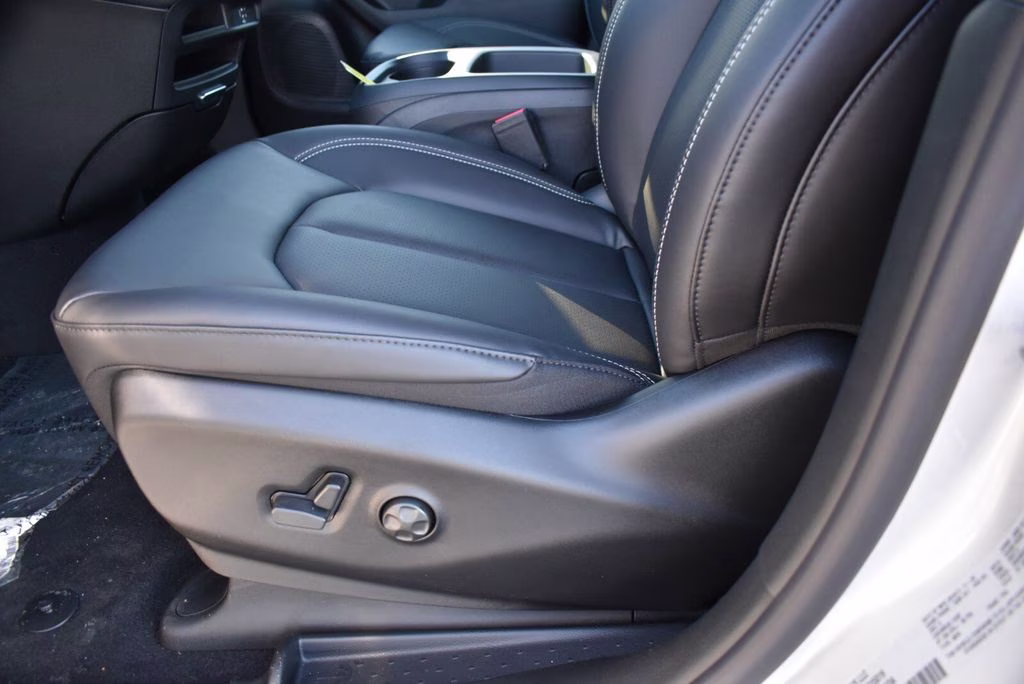 2026 Silver Mist Clearcoat Chrysler Pacifica Select AWD Van