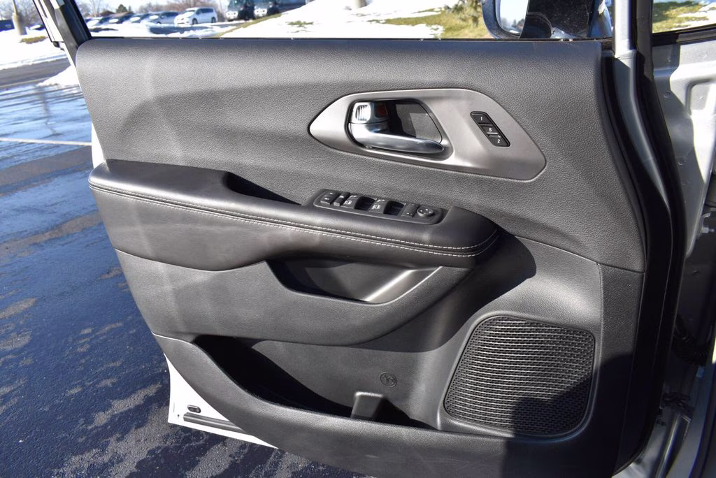 2026 Silver Mist Clearcoat Chrysler Pacifica Select AWD Van