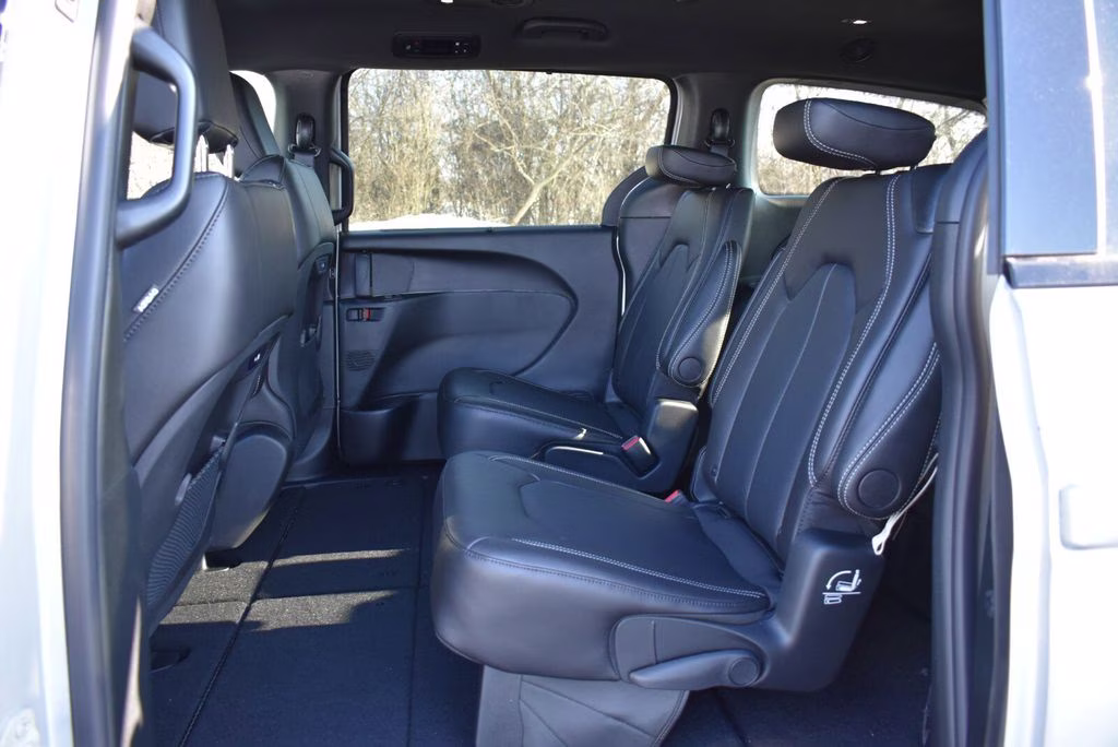 2026 Silver Mist Clearcoat Chrysler Pacifica Select AWD Van
