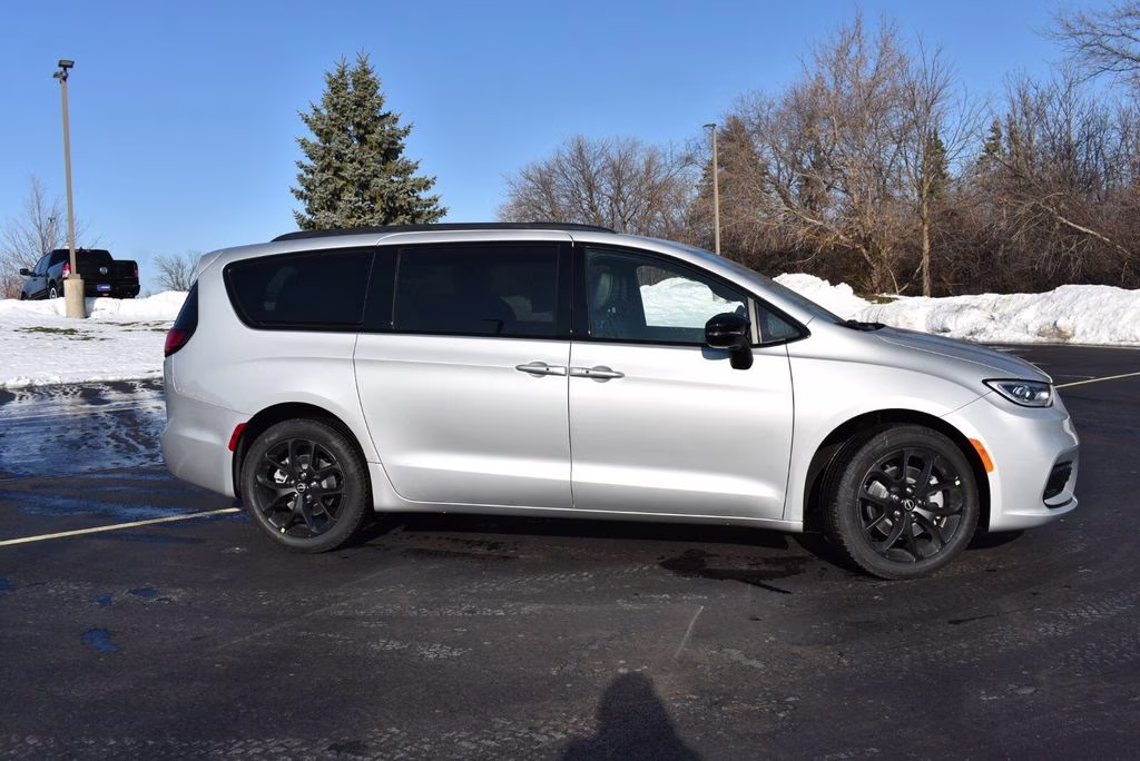 2026 Silver Mist Clearcoat Chrysler Pacifica Select AWD Van