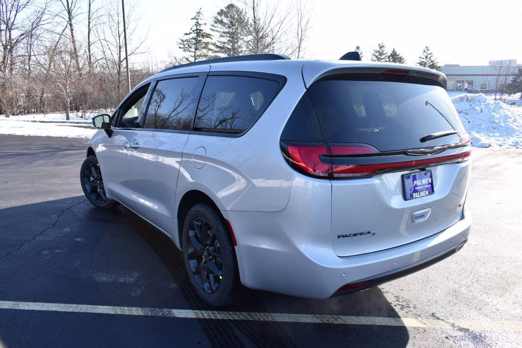 2026 Silver Mist Clearcoat Chrysler Pacifica Select AWD Van