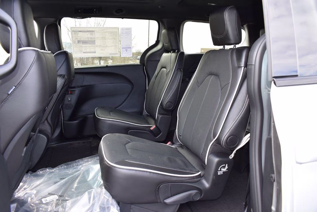 2026 Silver Mist Clearcoat Chrysler Pacifica Limited AWD Van