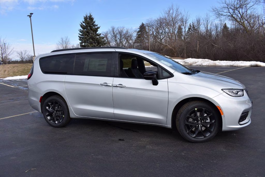 2026 Silver Mist Clearcoat Chrysler Pacifica Limited AWD Van