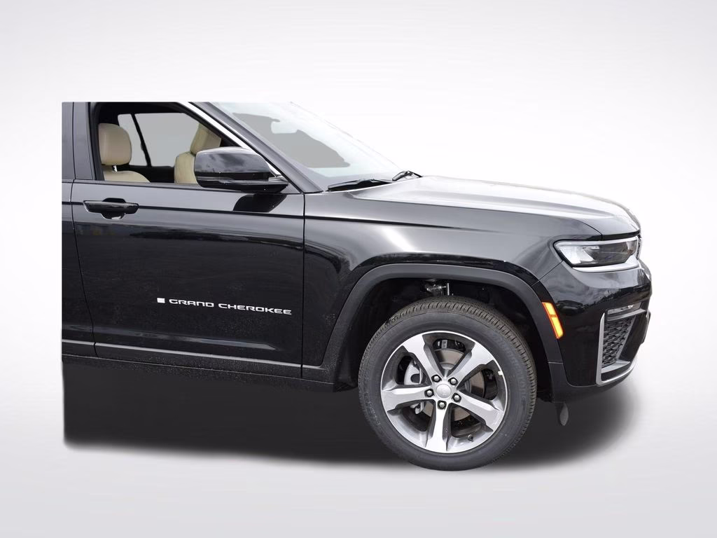 2026 Diamond Black Crystal Pearlcoat Jeep Grand Cherokee Limited 4X4 SUV
