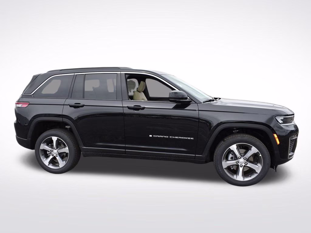 2026 Diamond Black Crystal Pearlcoat Jeep Grand Cherokee Limited 4X4 SUV