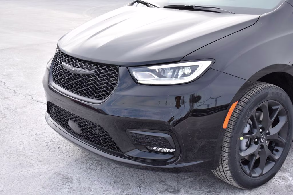 2026 Diamond Black Crystal Pearlcoat Chrysler Pacifica Select AWD Van