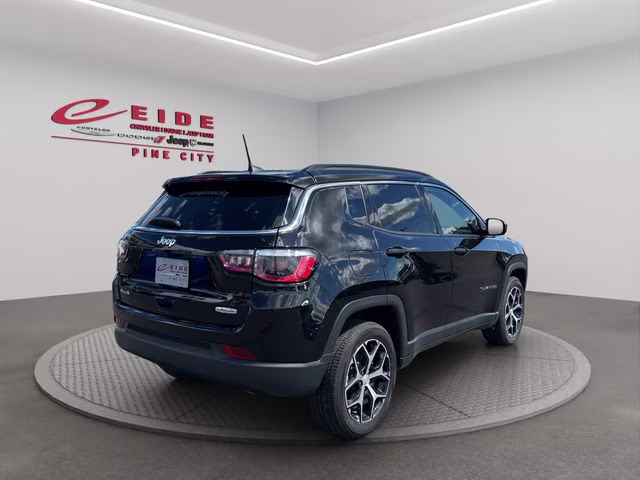2024 Diamond Black Crystal Pearlcoat Jeep Compass Latitude 4X4 SUV