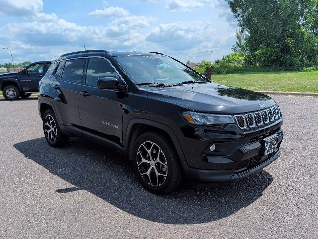 2024 Diamond Black Crystal Pearlcoat Jeep Compass Latitude 4X4 SUV