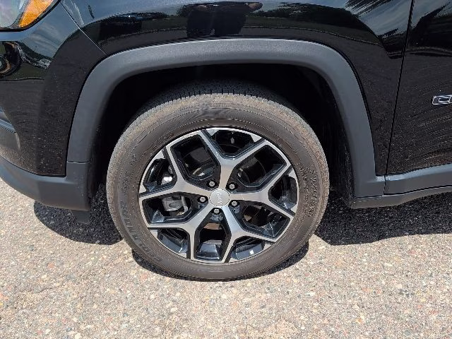 2024 Diamond Black Crystal Pearlcoat Jeep Compass Latitude 4X4 SUV