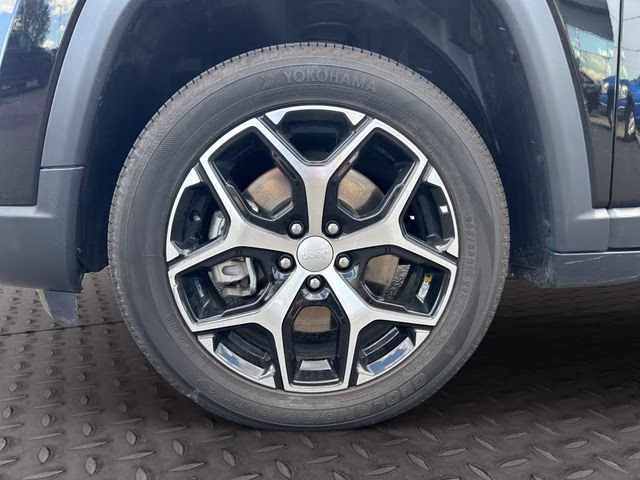 2024 Diamond Black Crystal Pearlcoat Jeep Compass Latitude 4X4 SUV
