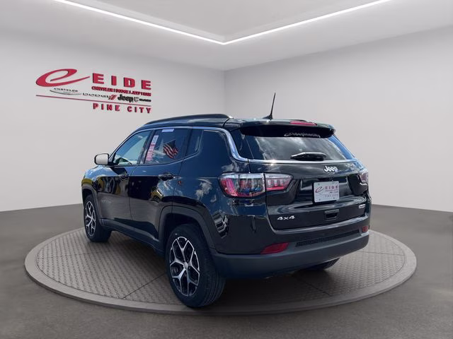 2024 Diamond Black Crystal Pearlcoat Jeep Compass Latitude 4X4 SUV