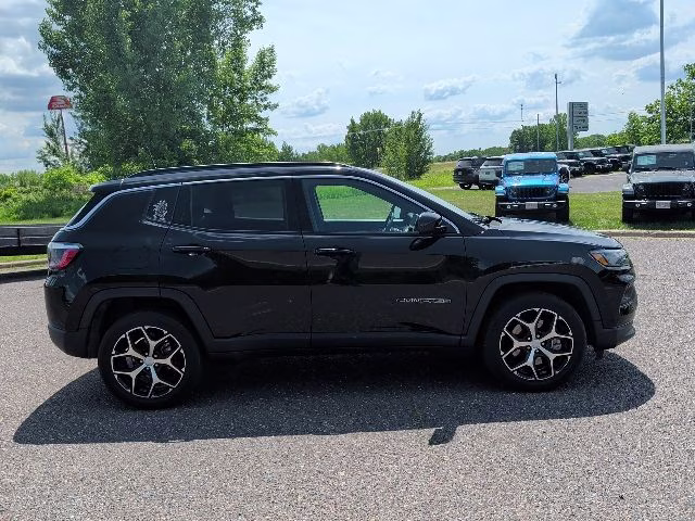 2024 Diamond Black Crystal Pearlcoat Jeep Compass Latitude 4X4 SUV