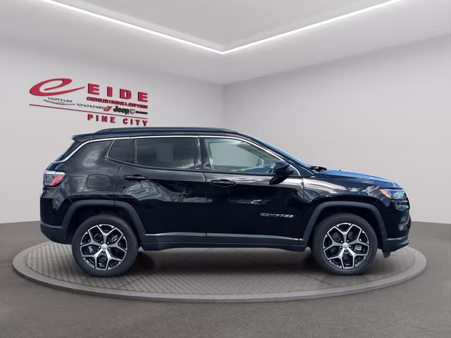2024 Diamond Black Crystal Pearlcoat Jeep Compass Latitude 4X4 SUV
