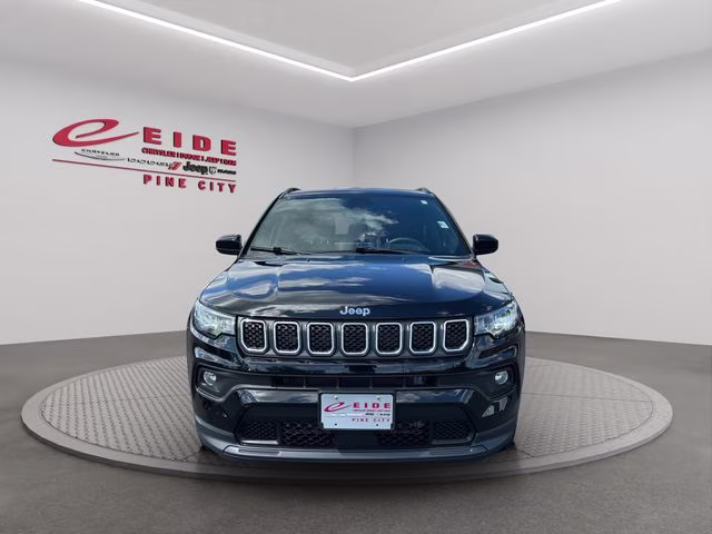 2024 Diamond Black Crystal Pearlcoat Jeep Compass Latitude 4X4 SUV