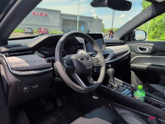 2024 Diamond Black Crystal Pearlcoat Jeep Compass Latitude 4X4 SUV