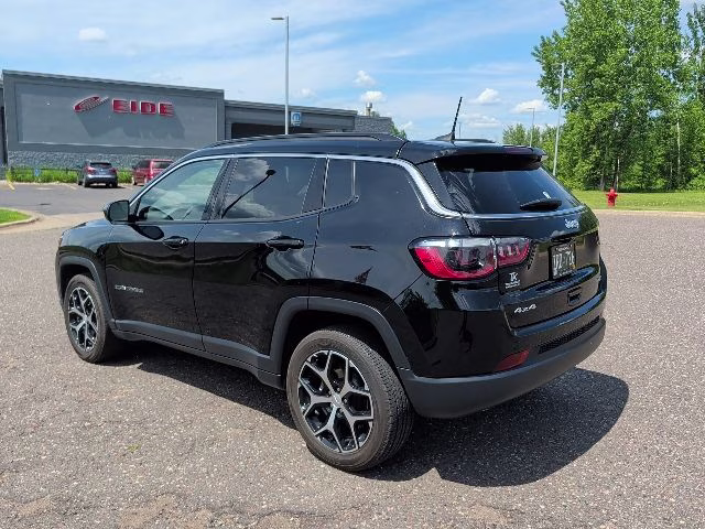 2024 Diamond Black Crystal Pearlcoat Jeep Compass Latitude 4X4 SUV