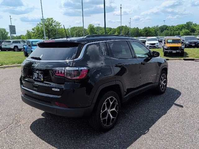 2024 Diamond Black Crystal Pearlcoat Jeep Compass Latitude 4X4 SUV