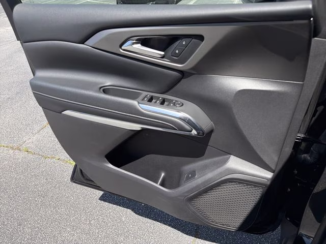 2026 Mosaic Black Metallic Chevrolet Traverse LT FWD SUV