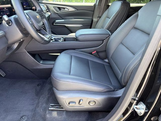 2026 Mosaic Black Metallic Chevrolet Traverse LT FWD SUV