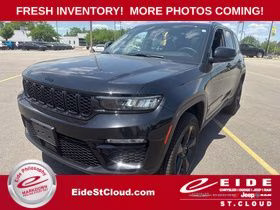 2024 Diamond Black Crystal Pearlcoat Jeep Grand Cherokee Limited 4X4 SUV