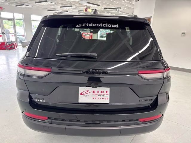 2024 Diamond Black Crystal Pearlcoat Jeep Grand Cherokee Limited 4X4 SUV