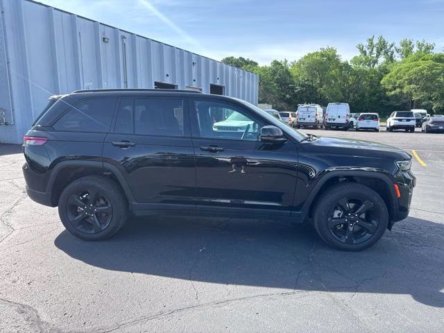 2024 Diamond Black Crystal Pearlcoat Jeep Grand Cherokee Limited 4X4 SUV
