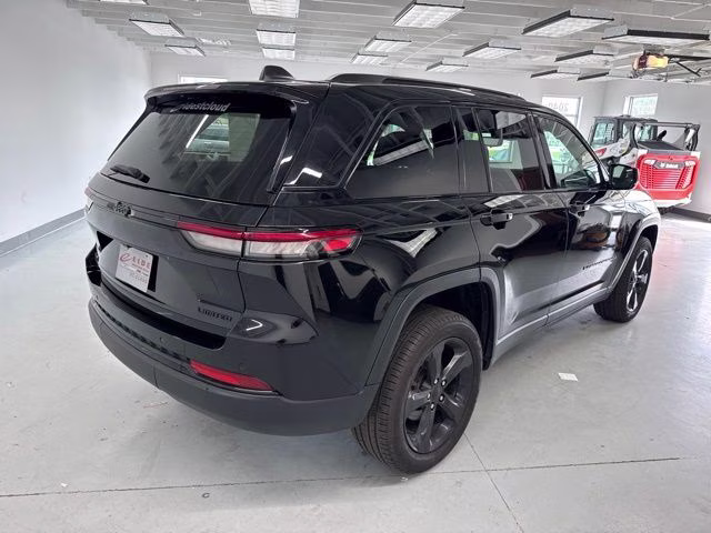 2024 Diamond Black Crystal Pearlcoat Jeep Grand Cherokee Limited 4X4 SUV