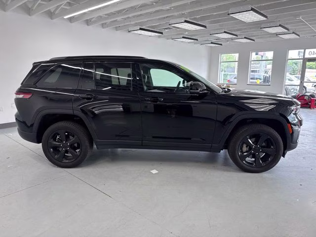 2024 Diamond Black Crystal Pearlcoat Jeep Grand Cherokee Limited 4X4 SUV
