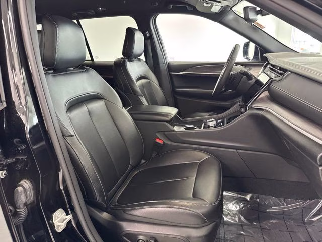 2024 Diamond Black Crystal Pearlcoat Jeep Grand Cherokee Limited 4X4 SUV