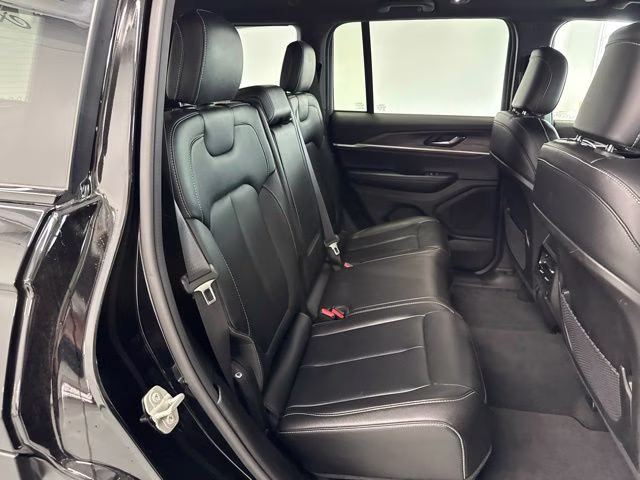 2024 Diamond Black Crystal Pearlcoat Jeep Grand Cherokee Limited 4X4 SUV
