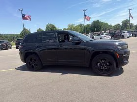 2024 Diamond Black Crystal Pearlcoat Jeep Grand Cherokee Limited 4X4 SUV