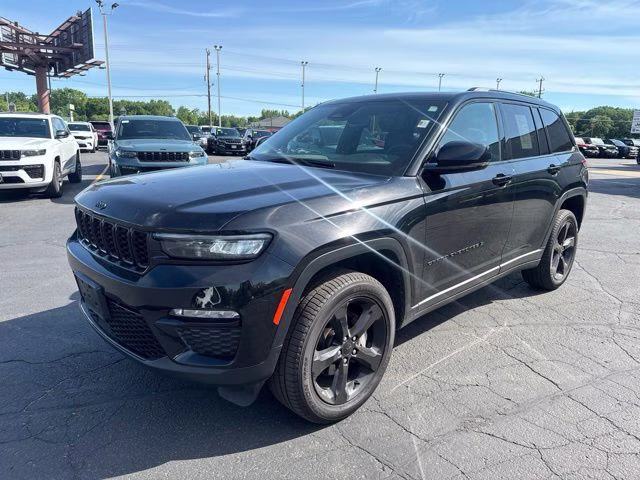 2024 Diamond Black Crystal Pearlcoat Jeep Grand Cherokee Limited 4X4 SUV