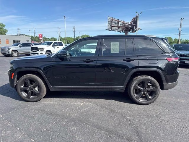 2024 Diamond Black Crystal Pearlcoat Jeep Grand Cherokee Limited 4X4 SUV